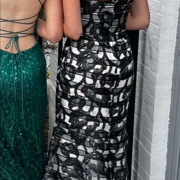 Gorgeous black/white dress with some sequence detailing - Picture 2 of 5